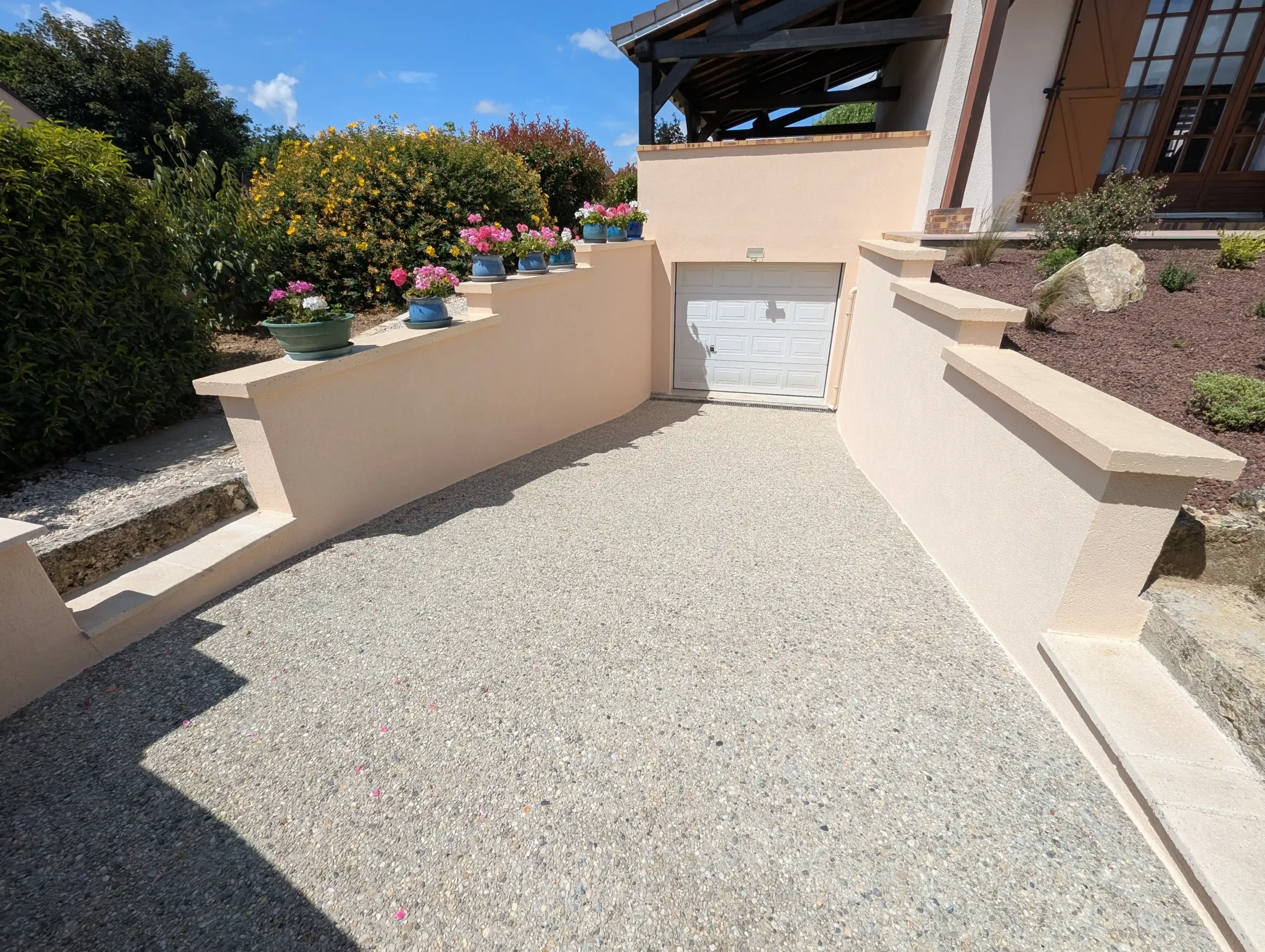 Mur de descente de garage rénové avec un enduit D3 armé ton pierre propre et lumineux à Luisant