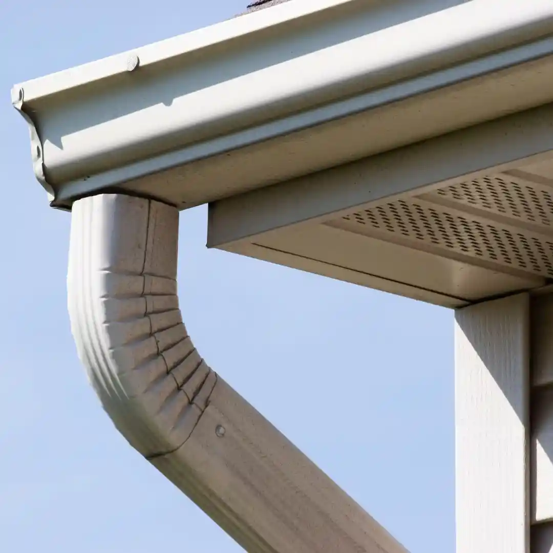 Gouttières aluminium sur mesure sans joints + habillage PVC/alu. Évacuation optimale, zéro entretien, finition pro.