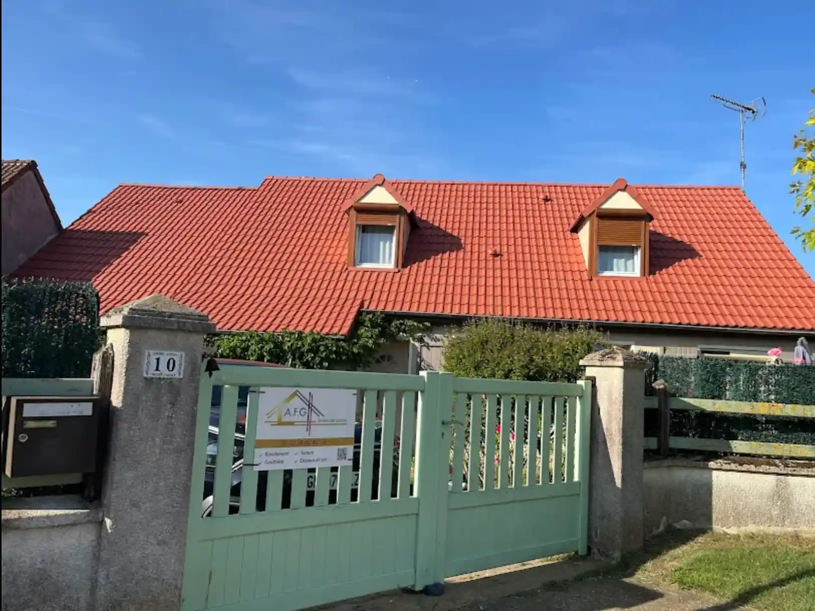 Toiture rénovée à Denonville avec tuiles propres et protégées par un hydrofuge coloré après nettoyage.