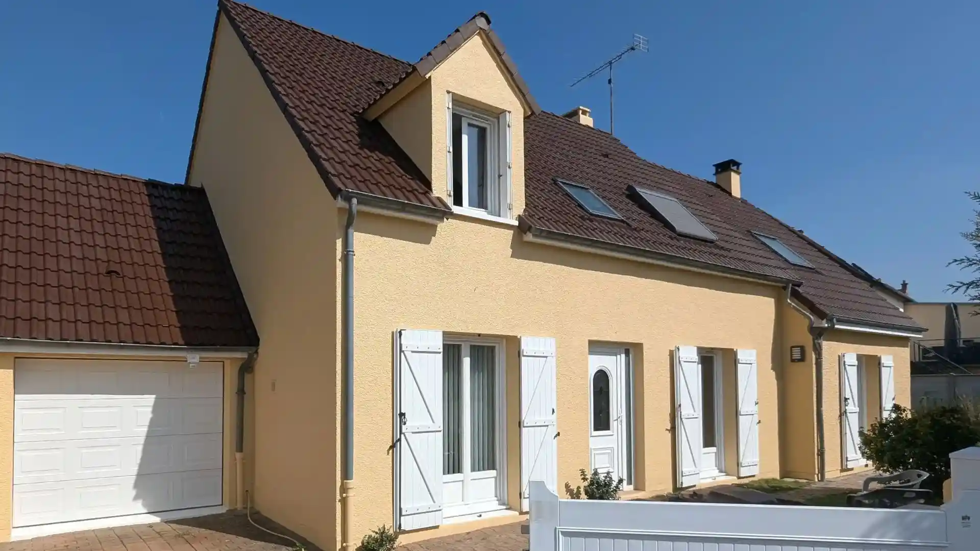 photo apres chantier ravalement de facade et entretien toiture par AFG28 a chartres