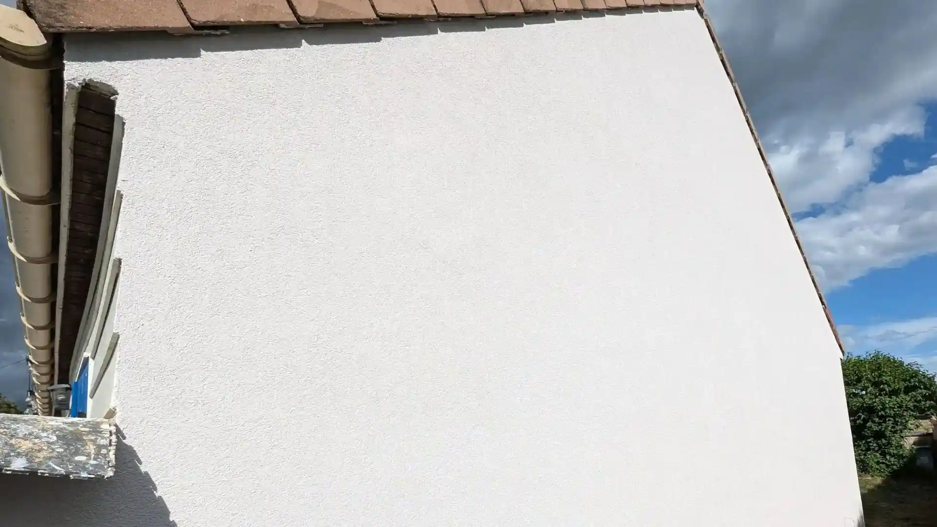 Photo après rénovation du pignon à Ponthévrard avec remplacement de l'OSB et enduit lissé I4S imperméabilisant