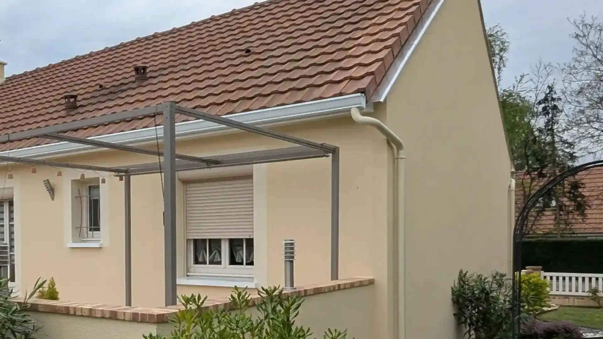 Photo après rénovation : façade avec isolation thermique par l'extérieur (ITE), finition I3R et nouvelles gouttières en aluminium.