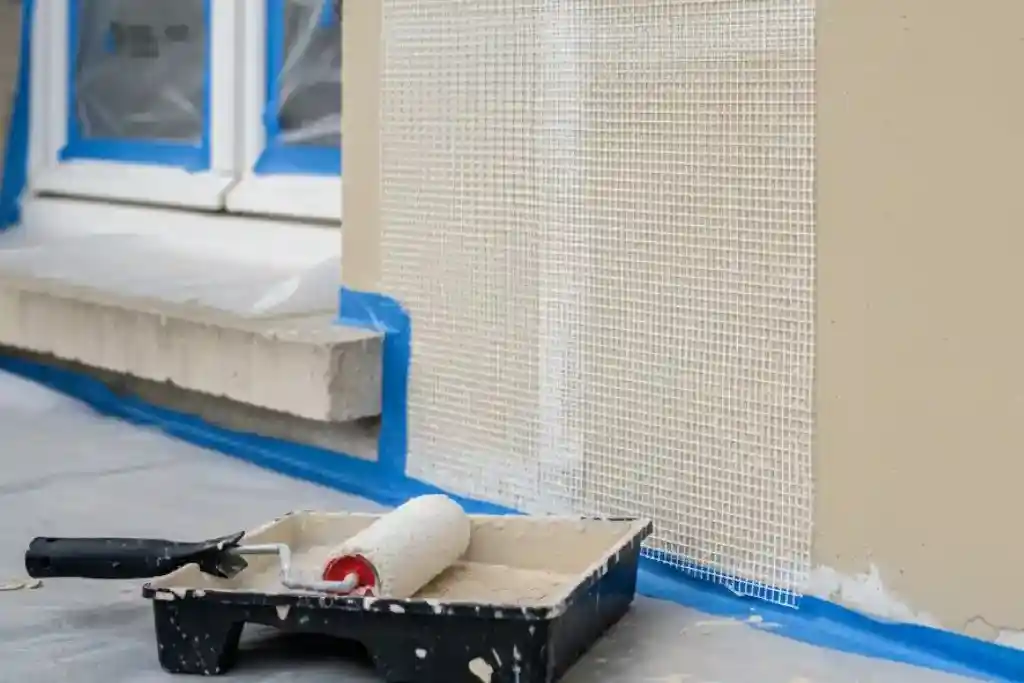 Ravalement de façade armé : marouflage d’une toile de verre dans l’enduit