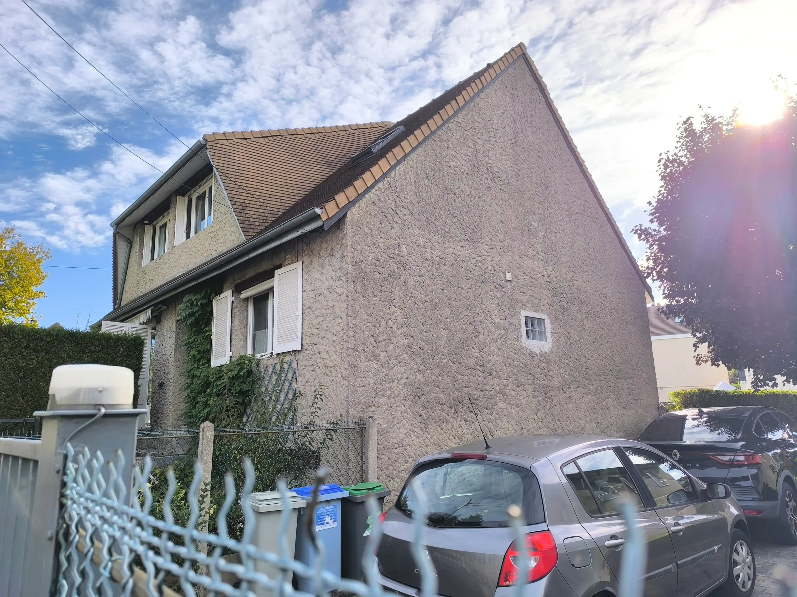 Façade latérale de la maison avant rénovation, avec un enduit ancien et terne aux Essarts-le-Roi