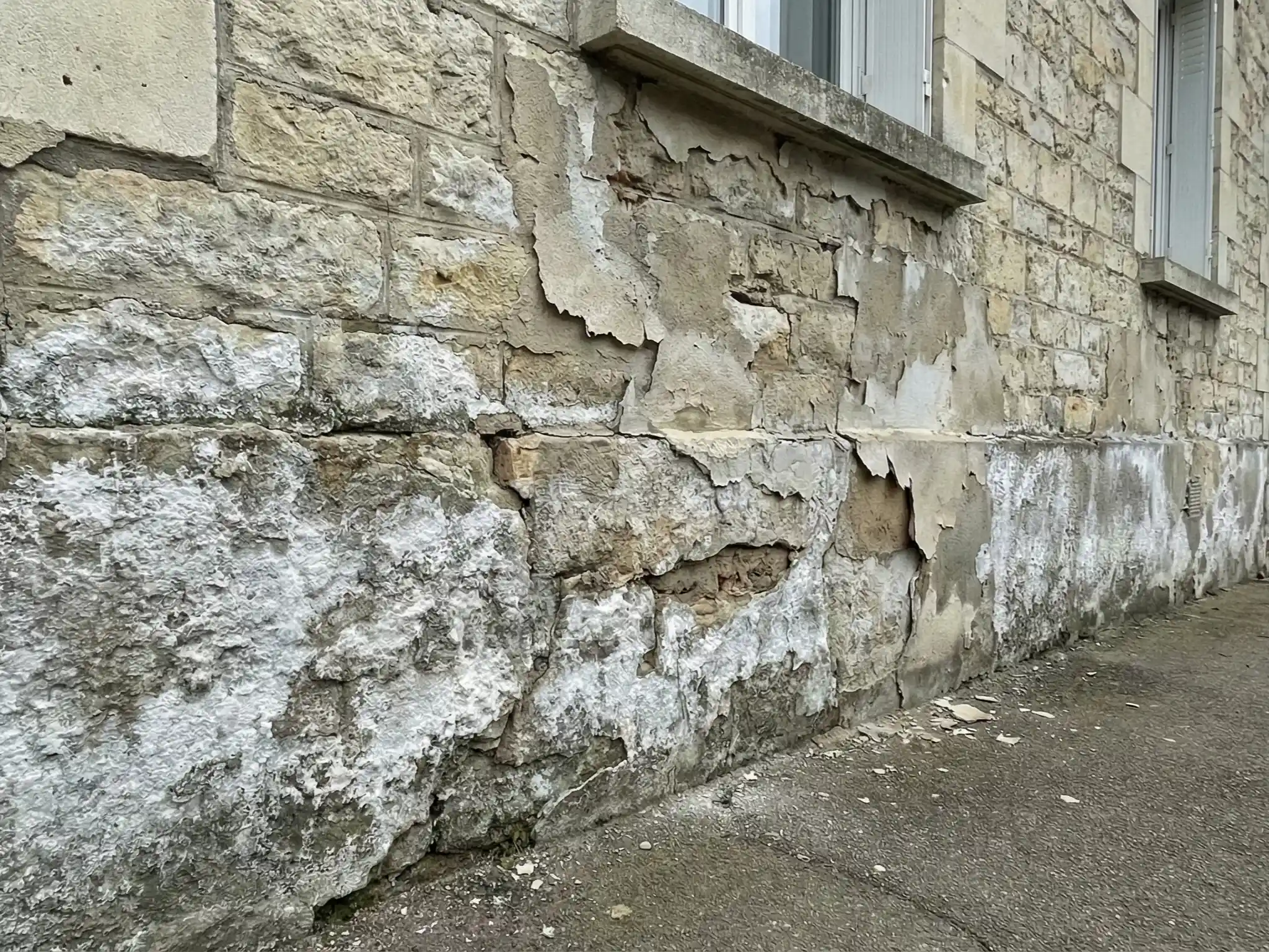 maison avec du salpetre sur les murs exterieurs a chartres