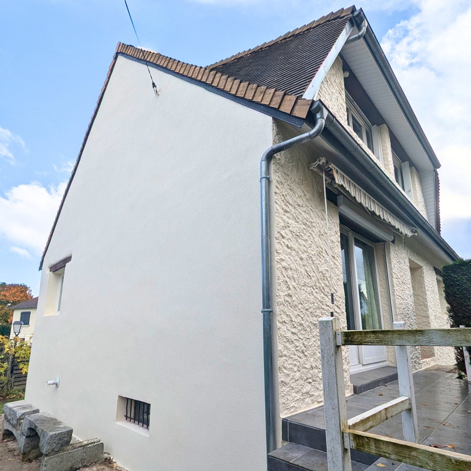 Photo de chantier après ravalement : façade de maison de ville rénovée, propre et mise en peinture