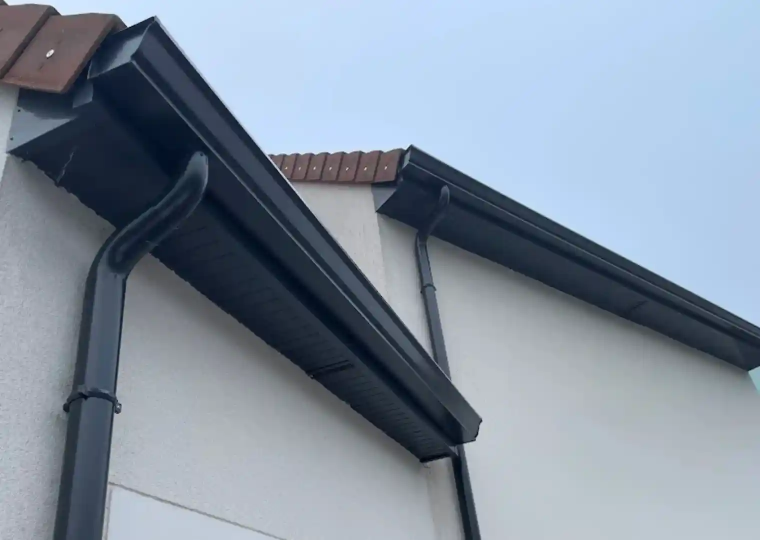 pose de gouttieres aluminum noir et dessous de toit a chartres