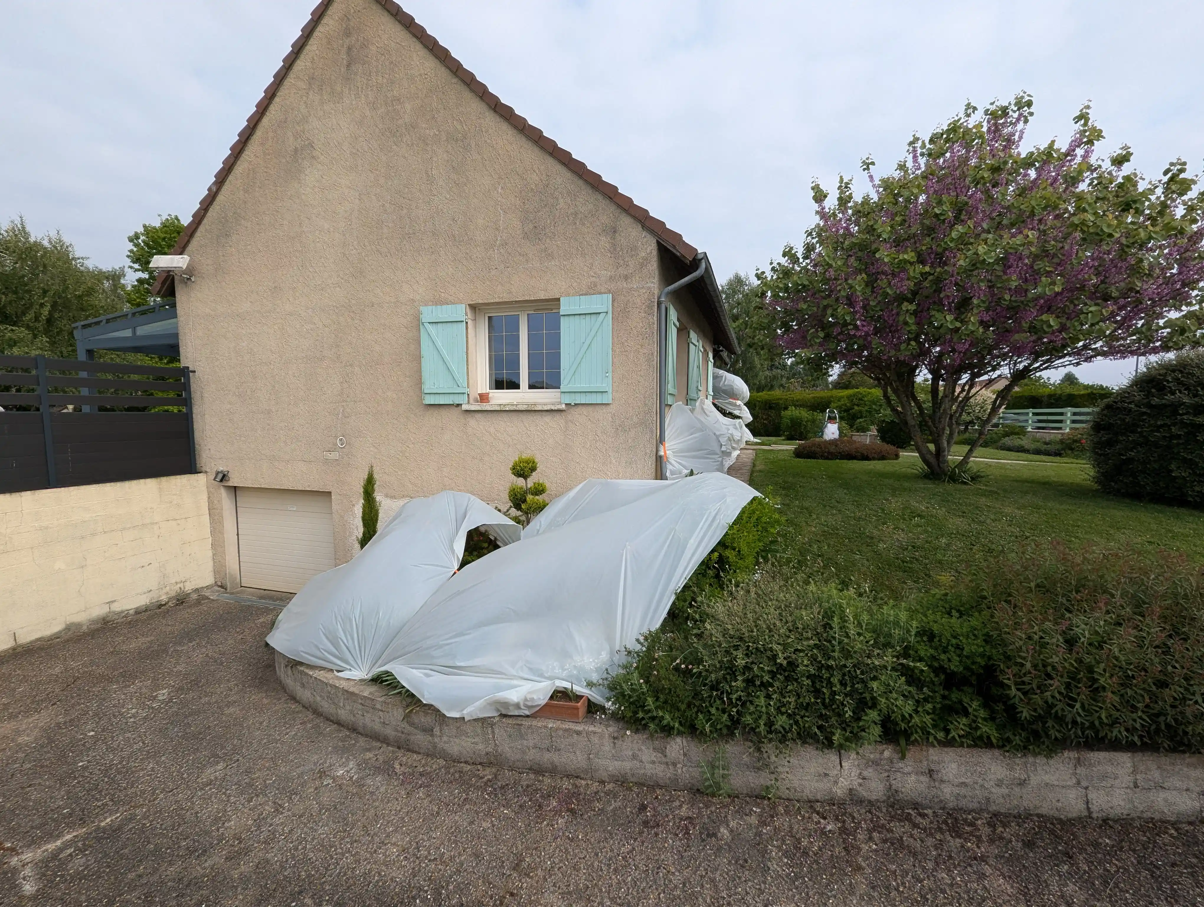 Façade en pierre de maison ancienne avant ravalement
