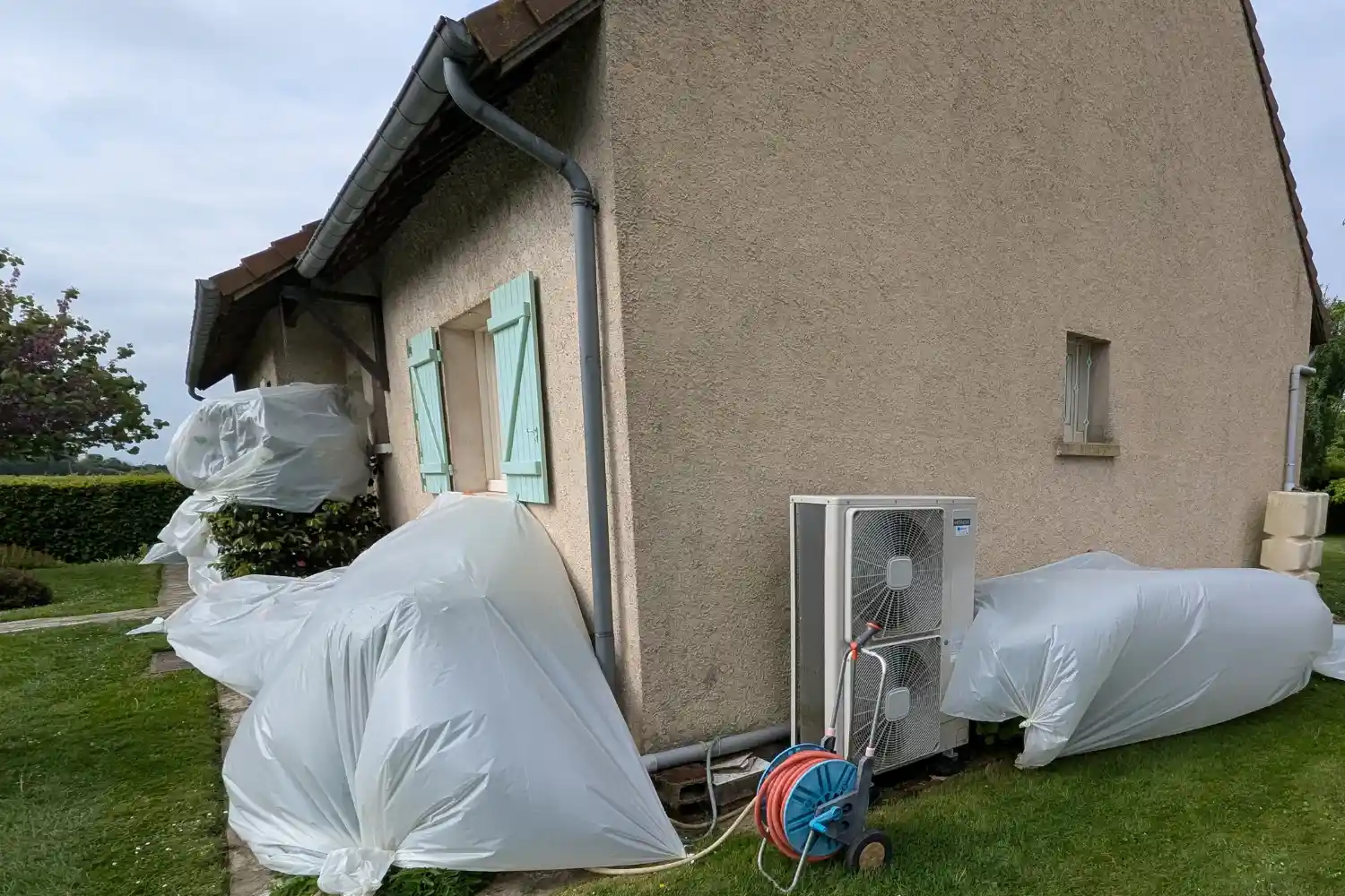 Façade de maison avec traces de pollution et micro-organismes avant nettoyage à Ablis