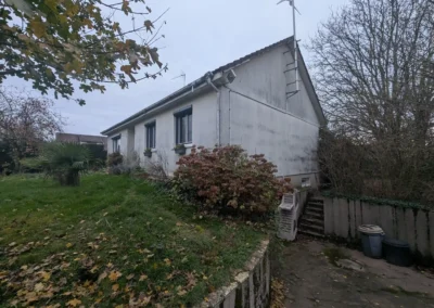 Avant travaux Denonville Pignon non isolé avec traces d'humidité et toiture moussu