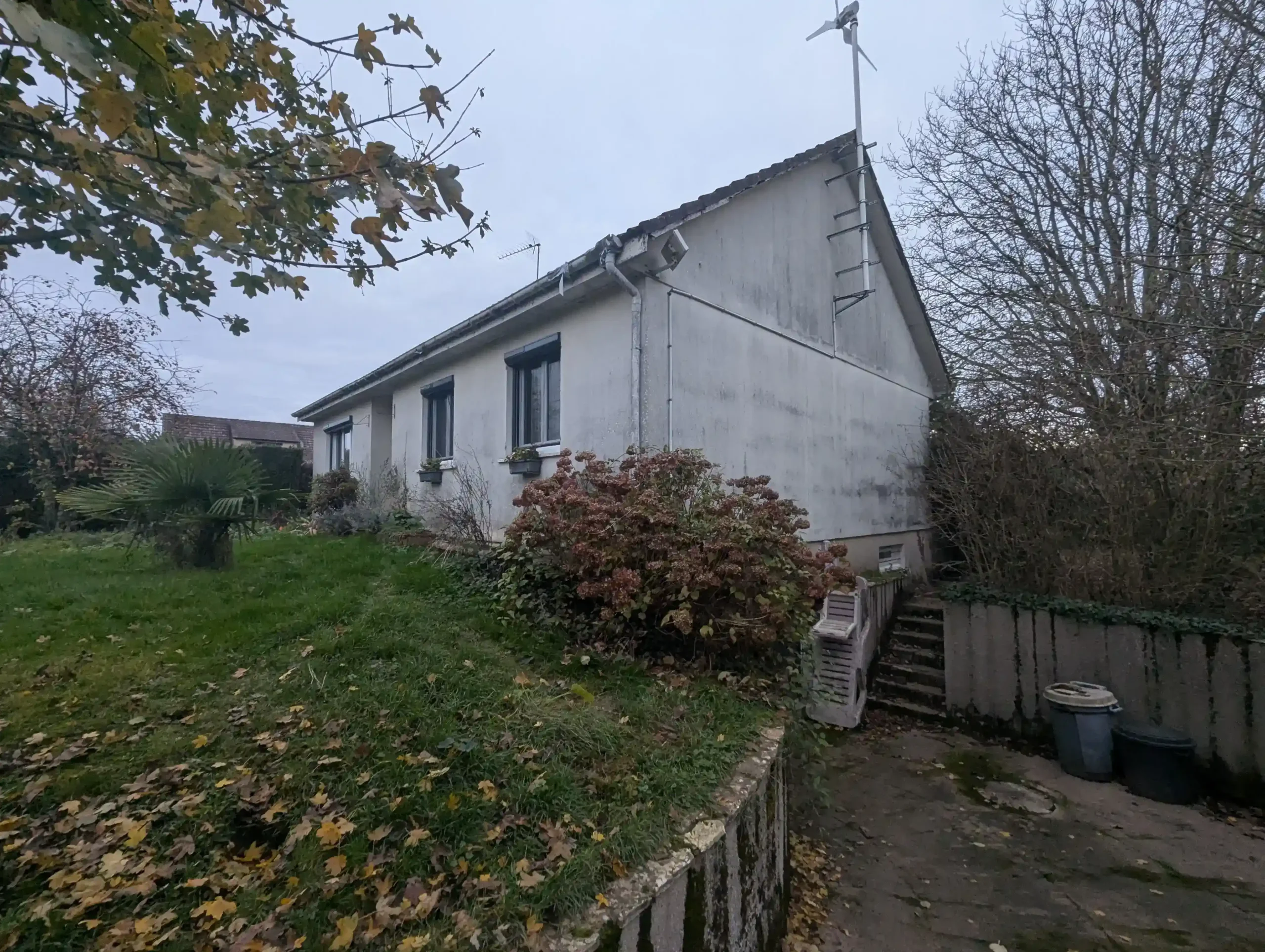 Avant travaux Denonville Pignon non isolé avec traces d'humidité et toiture moussu