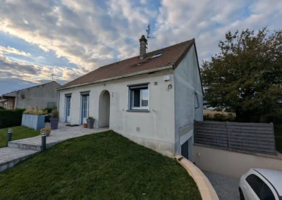 Entrée pavillon rénové Ablis Application revêtement I1R ton pierre et gouttières alu gris