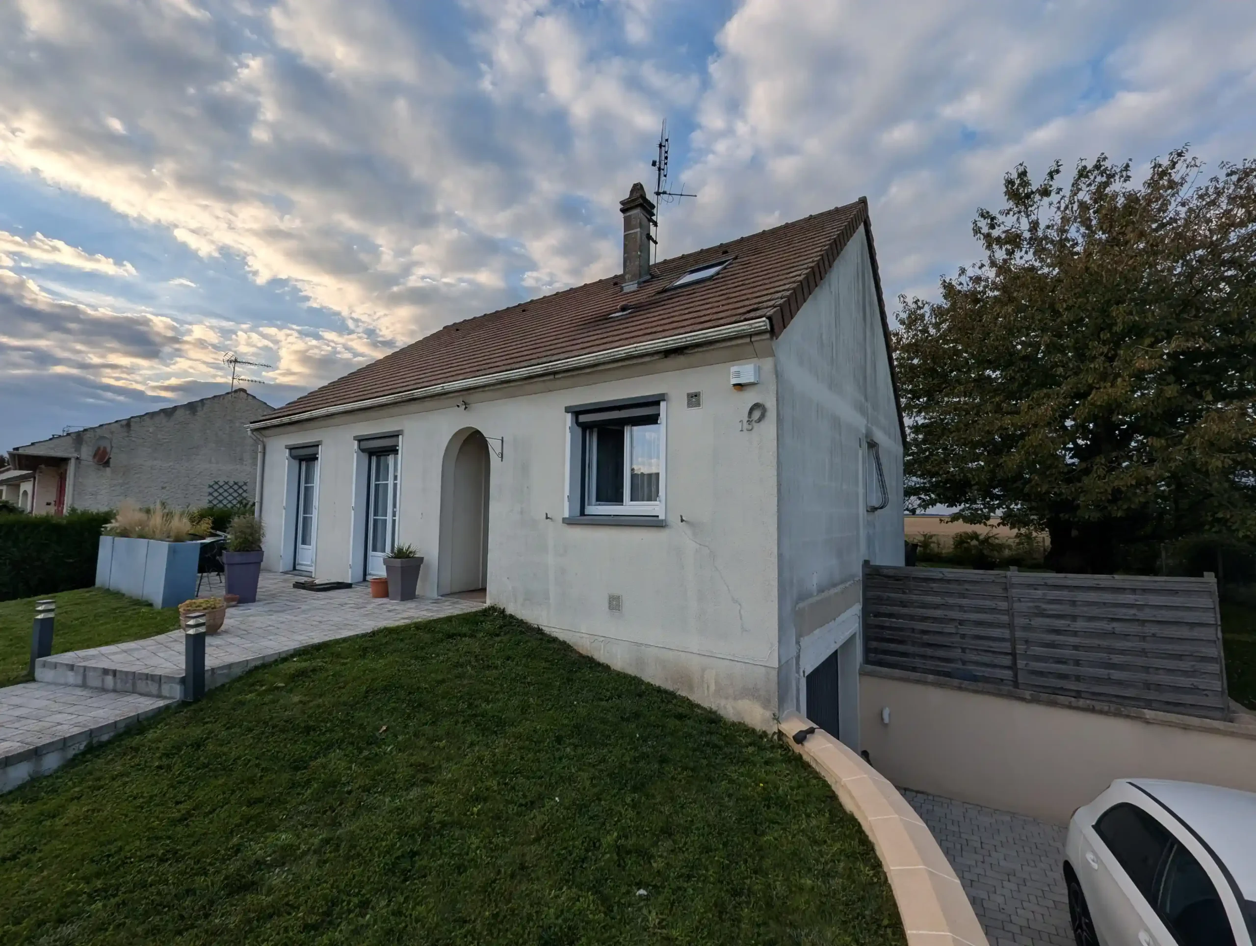 Entrée pavillon rénové Ablis Application revêtement I1R ton pierre et gouttières alu gris