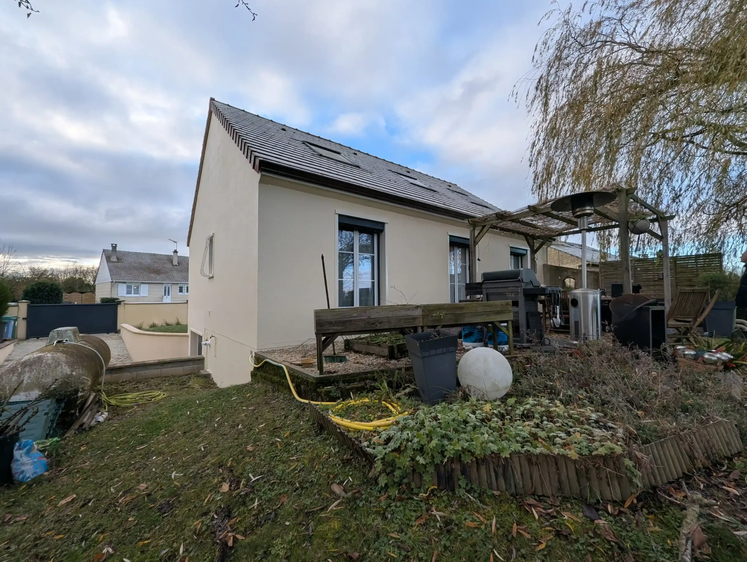 Finition soignée Habillage planche de rive aluminium thermolaqué et mur assaini