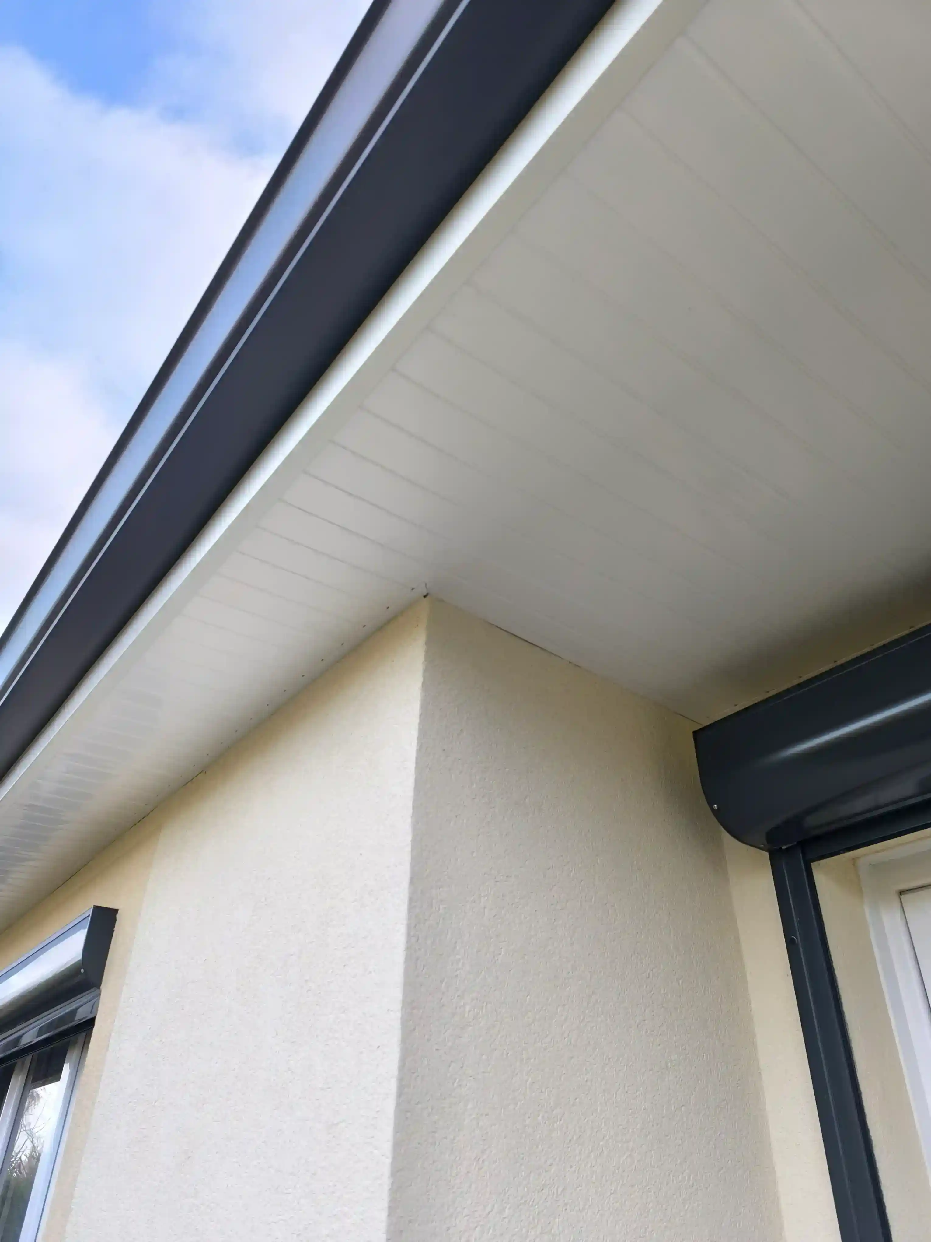 Habillage de sous-face de toit en aluminium blanc après rénovation