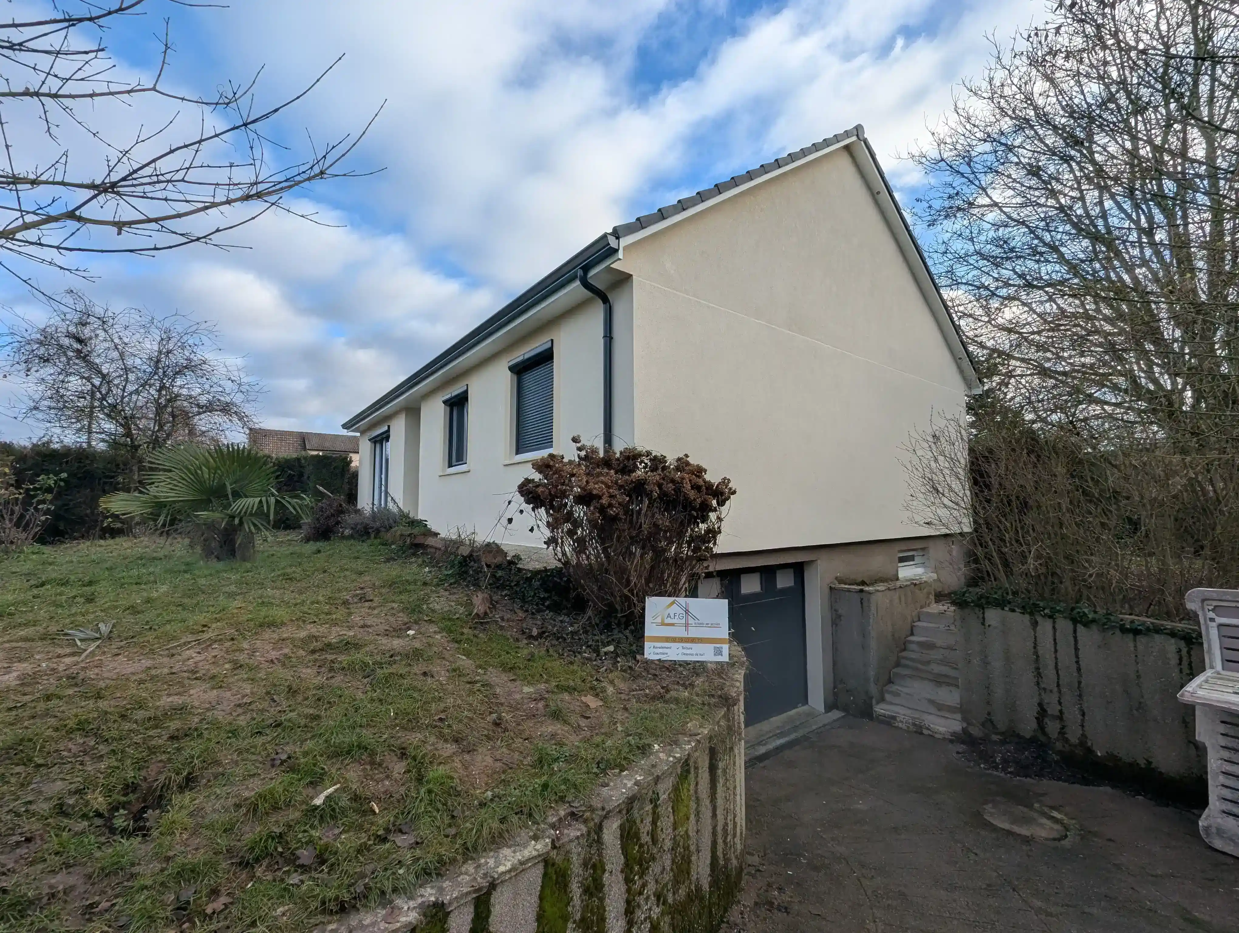 Isolation thermique par l’extérieur sur un mur pignon, finition crépi beige