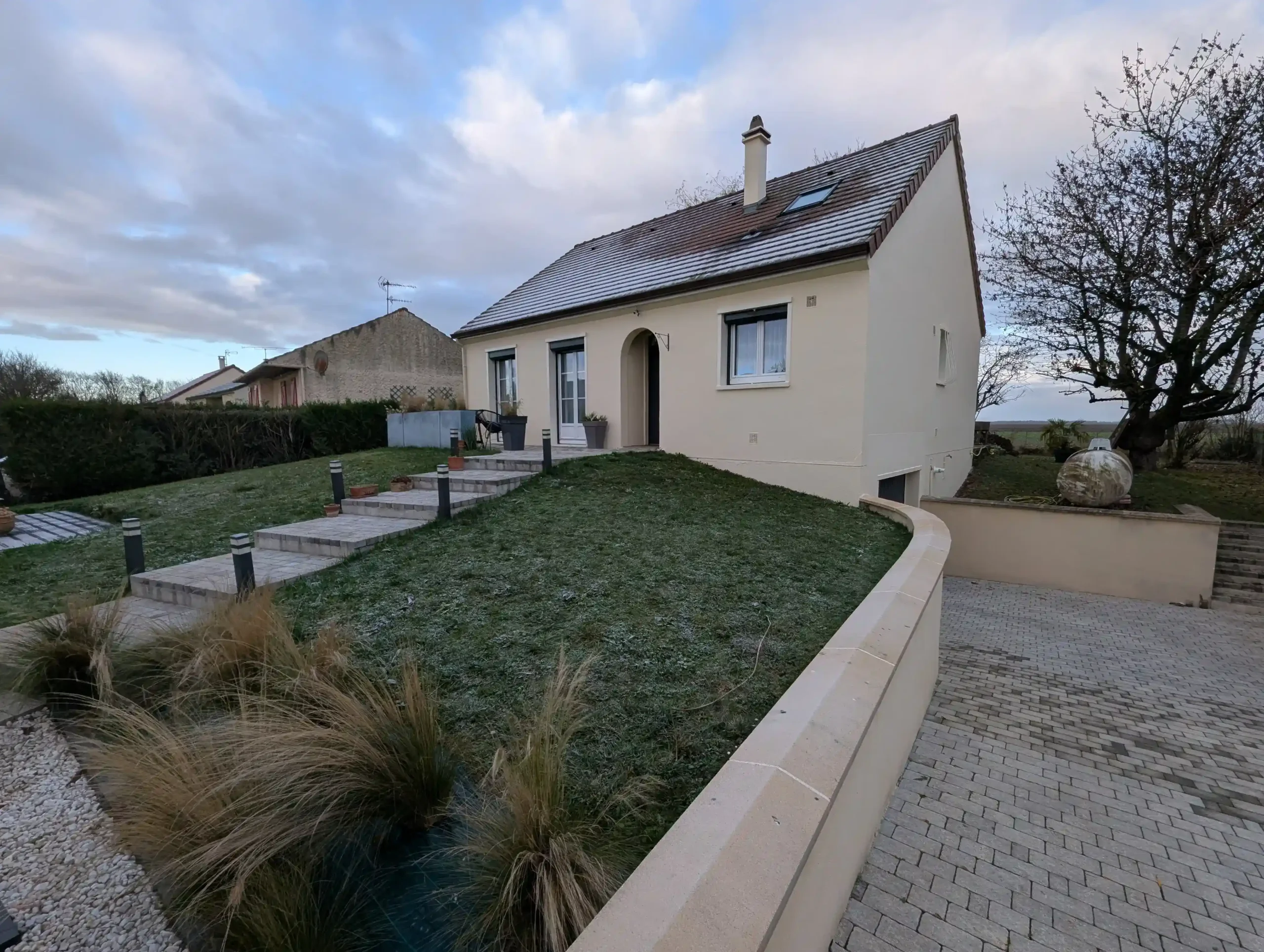 Maison Yvelines modernisée Traitement fissures, peinture façade I1R et zinguerie aluminium