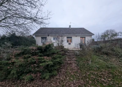 Maison avant rénovation crépi poreux encrassé et tuiles béton vieillissantes