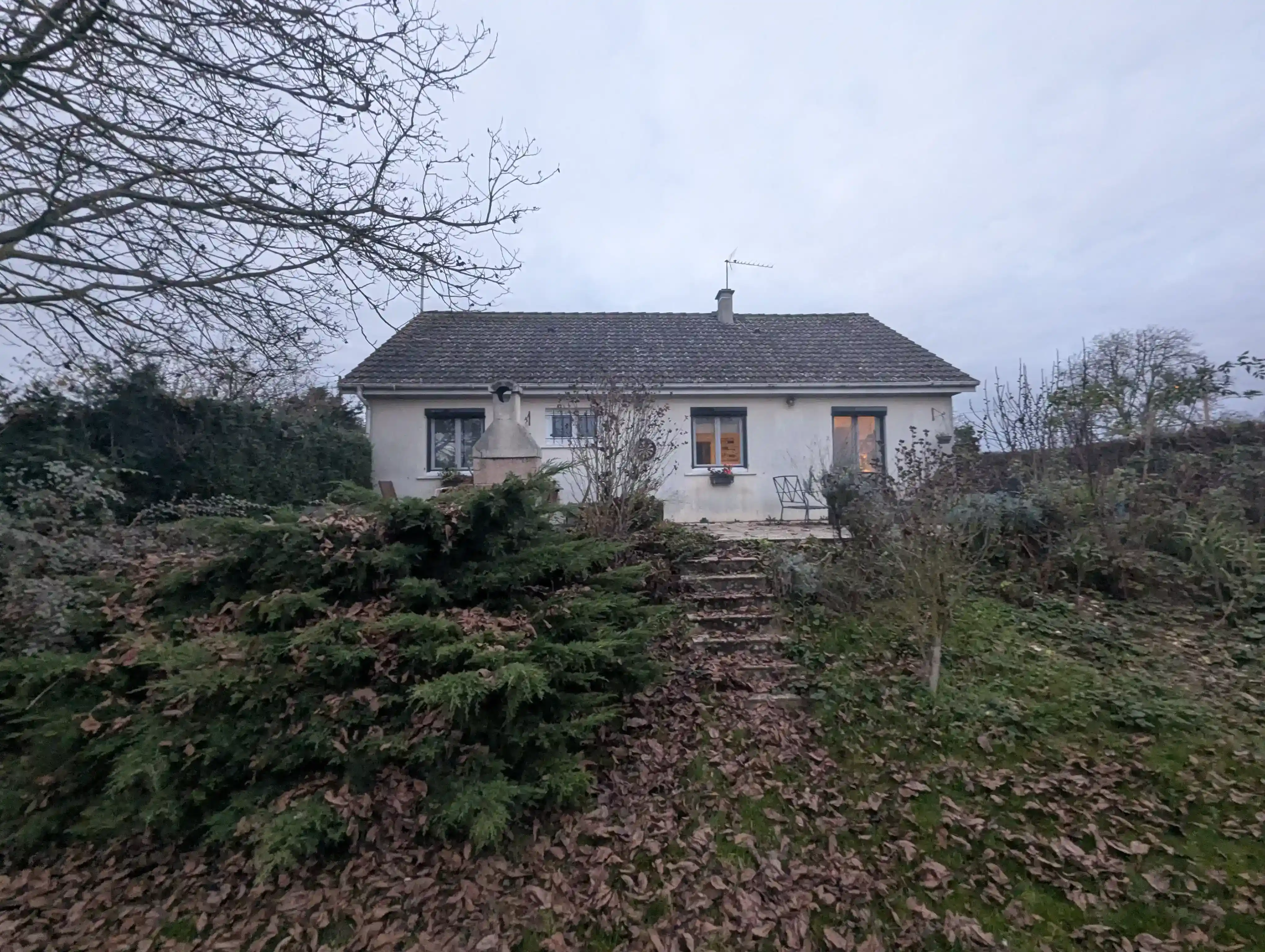 Maison avant rénovation : tuiles béton vieillissantes et toiture encrassée