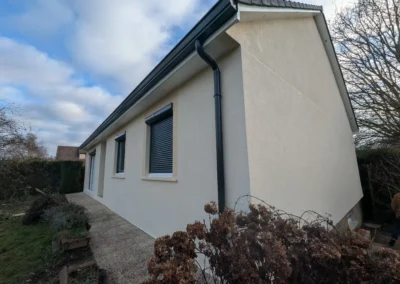 Ravalement de façade structuré Eure-et-Loir et descente d'eau pluviale aluminium noir