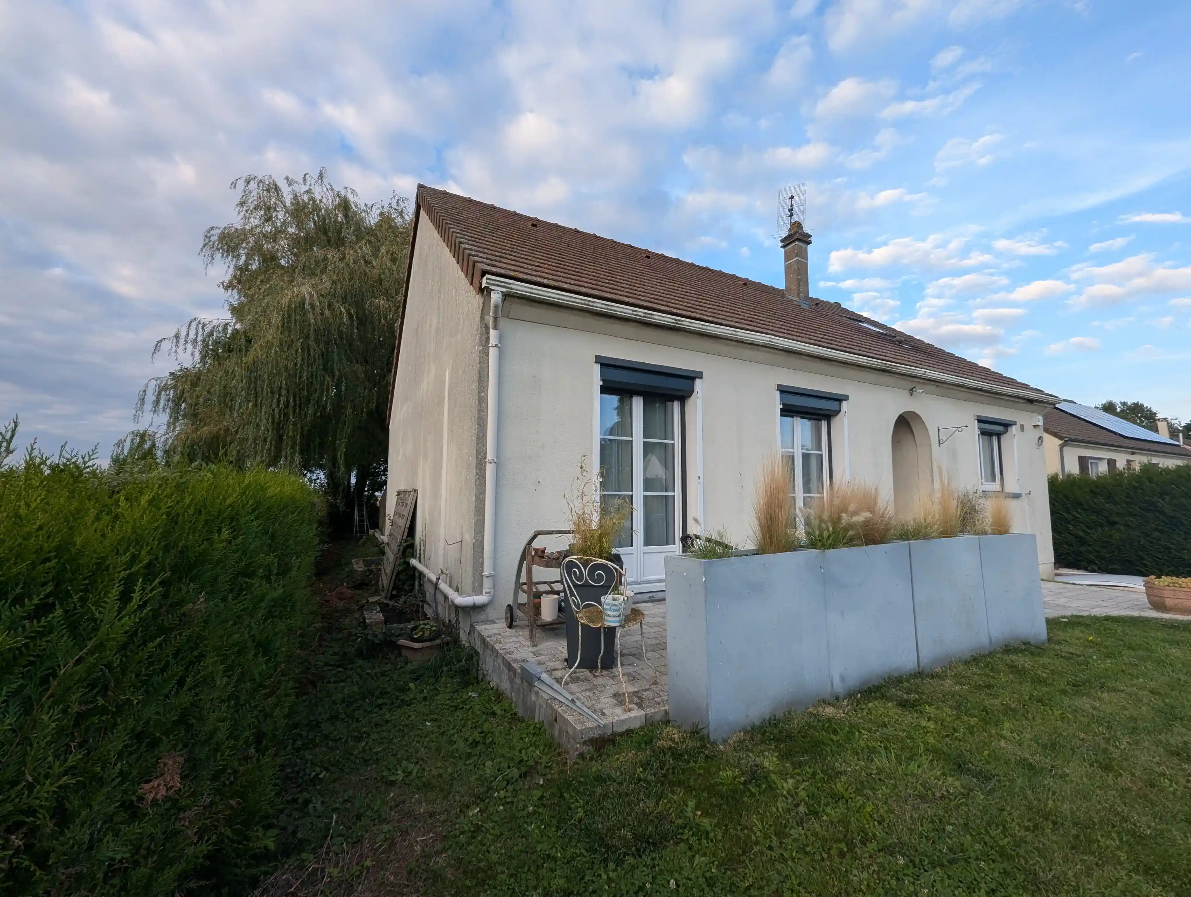Peinture sur crépi extérieur : revêtement imperméable I1R sur façade arrière