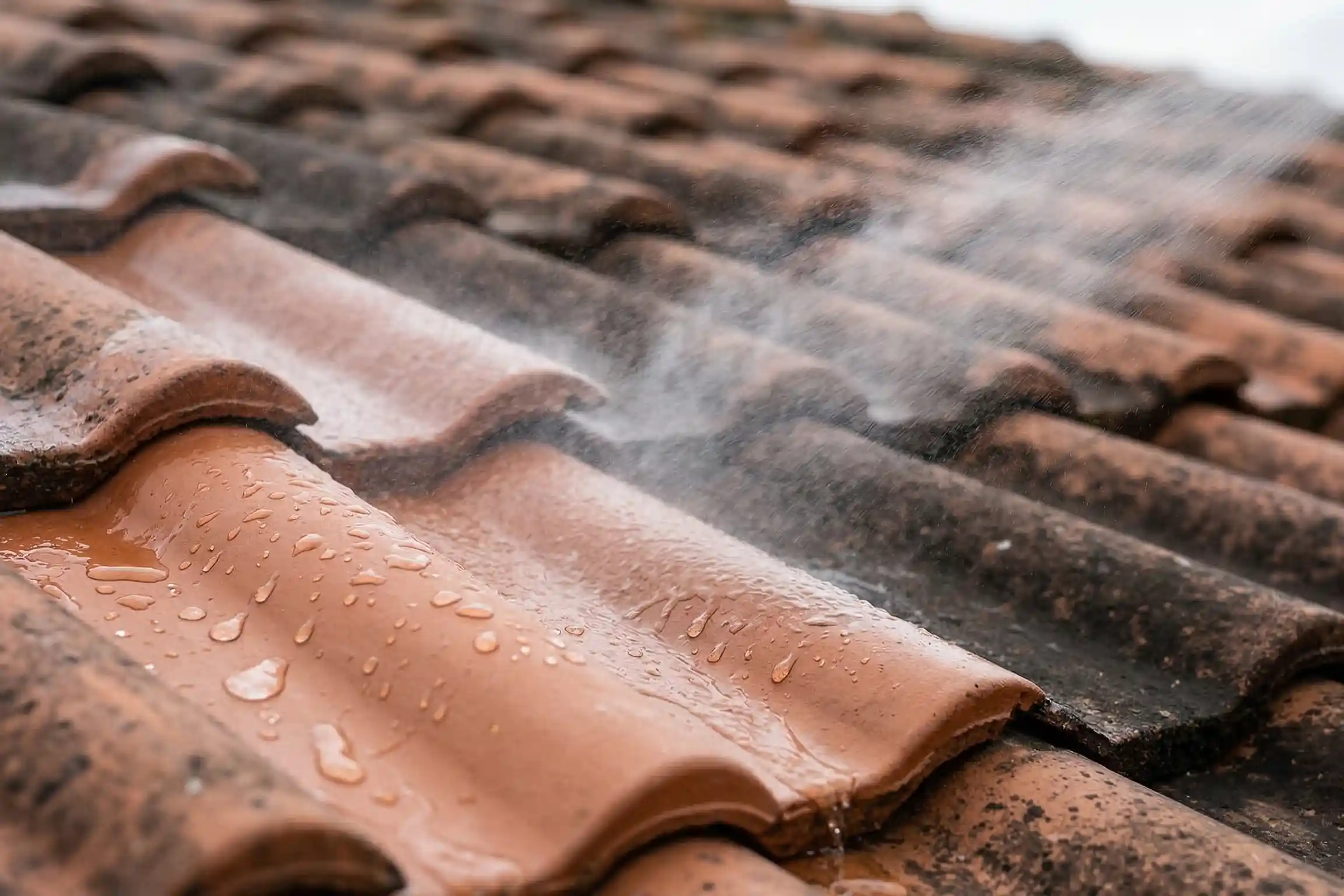 Application d un traitement hydrofuge sur toiture en tuiles terre cuite avec effet perlant visible