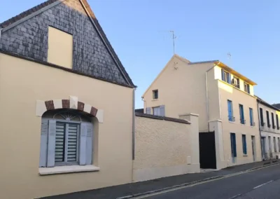 Vue depuis la rue de limmeuble apres le ravalement valide par les Batiments de France, devoilant des facades entierement restaurees et impeccables