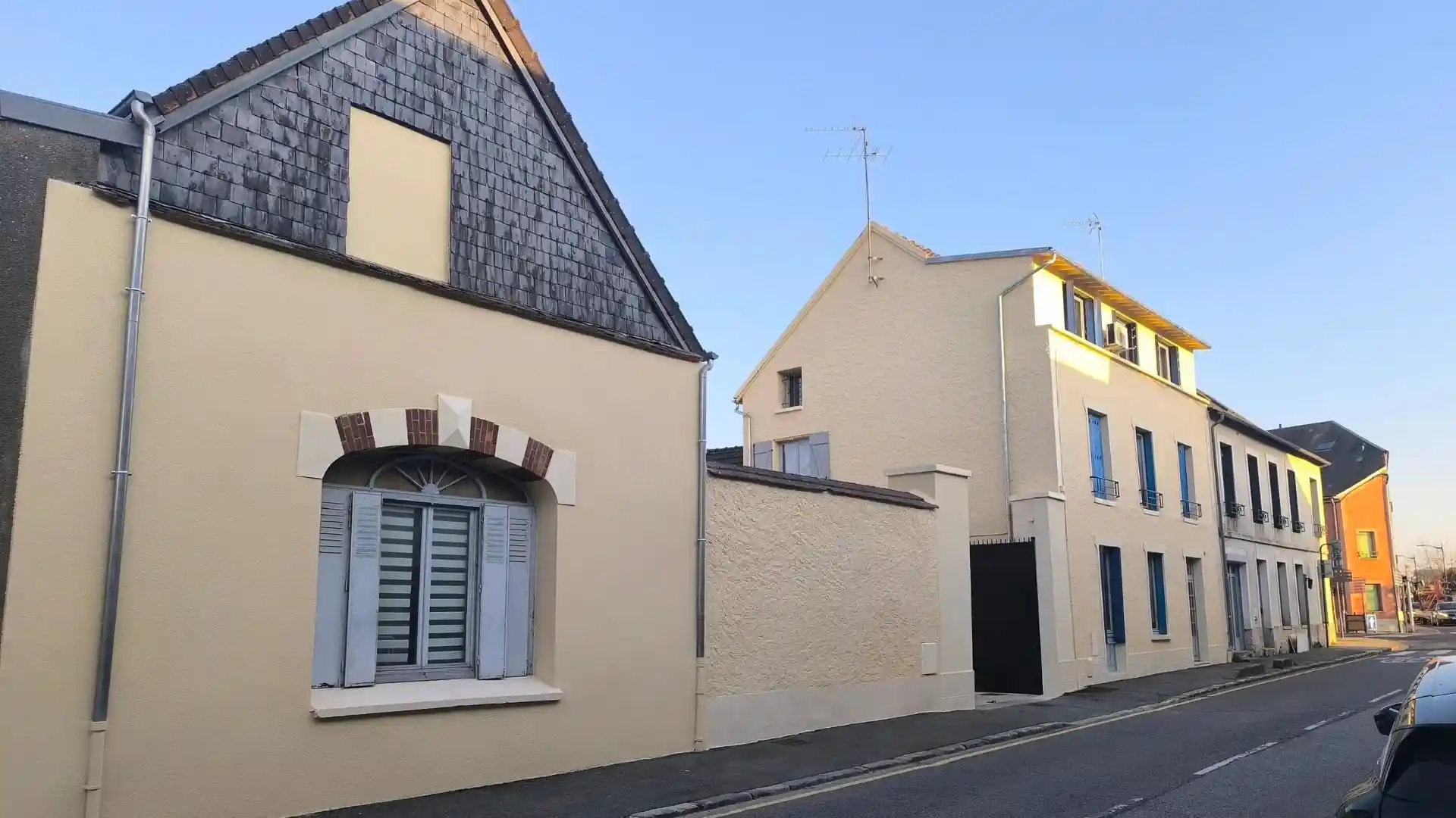 Vue depuis la rue de limmeuble apres le ravalement valide par les Batiments de France, devoilant des facades entierement restaurees et impeccables