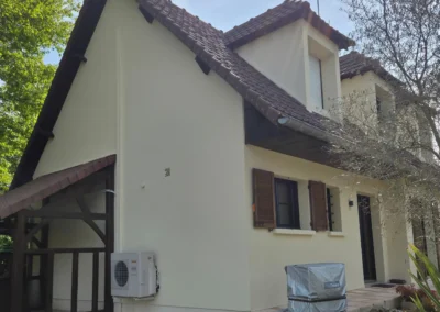 vue apres travaux facade maison bonnelles enduit propre systeme i1s et volets bois