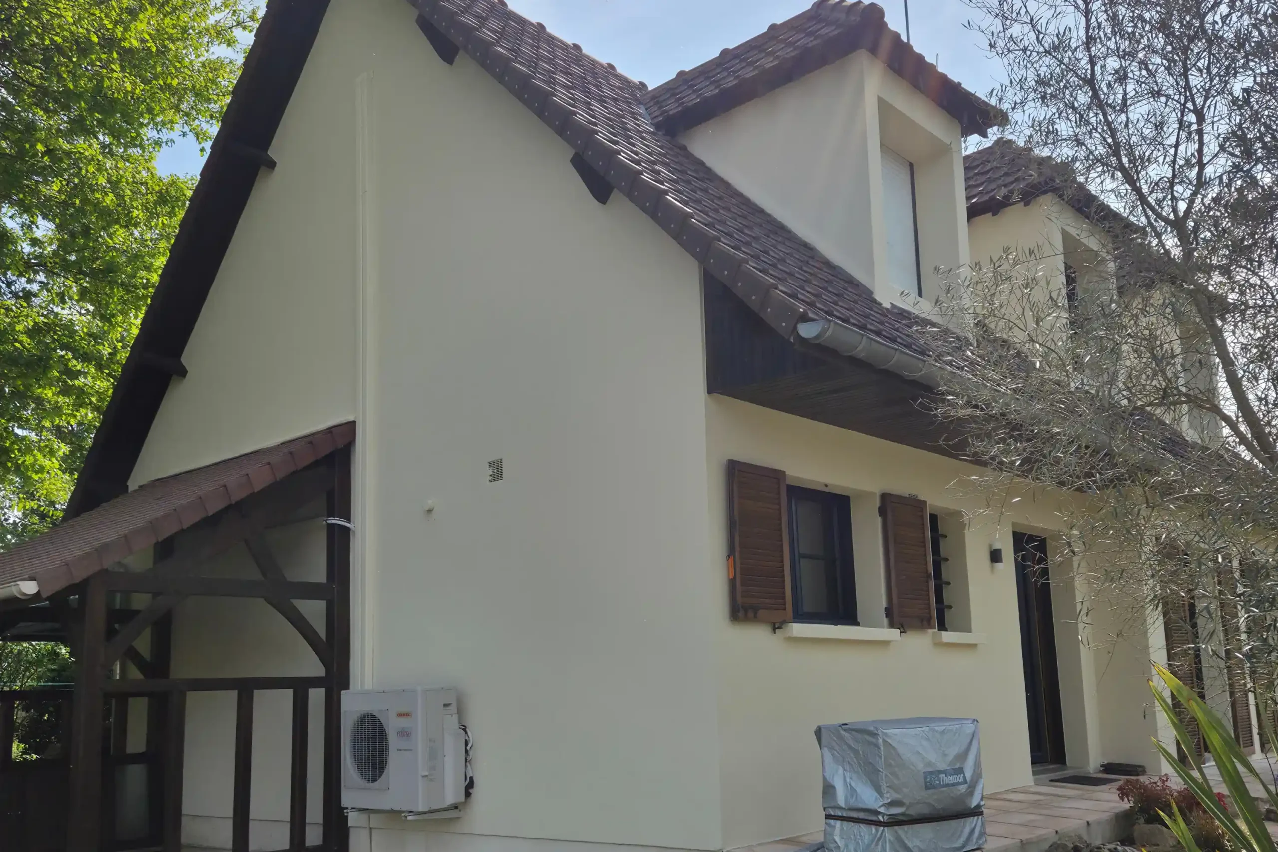 vue apres travaux facade maison bonnelles enduit propre systeme i1s et volets bois