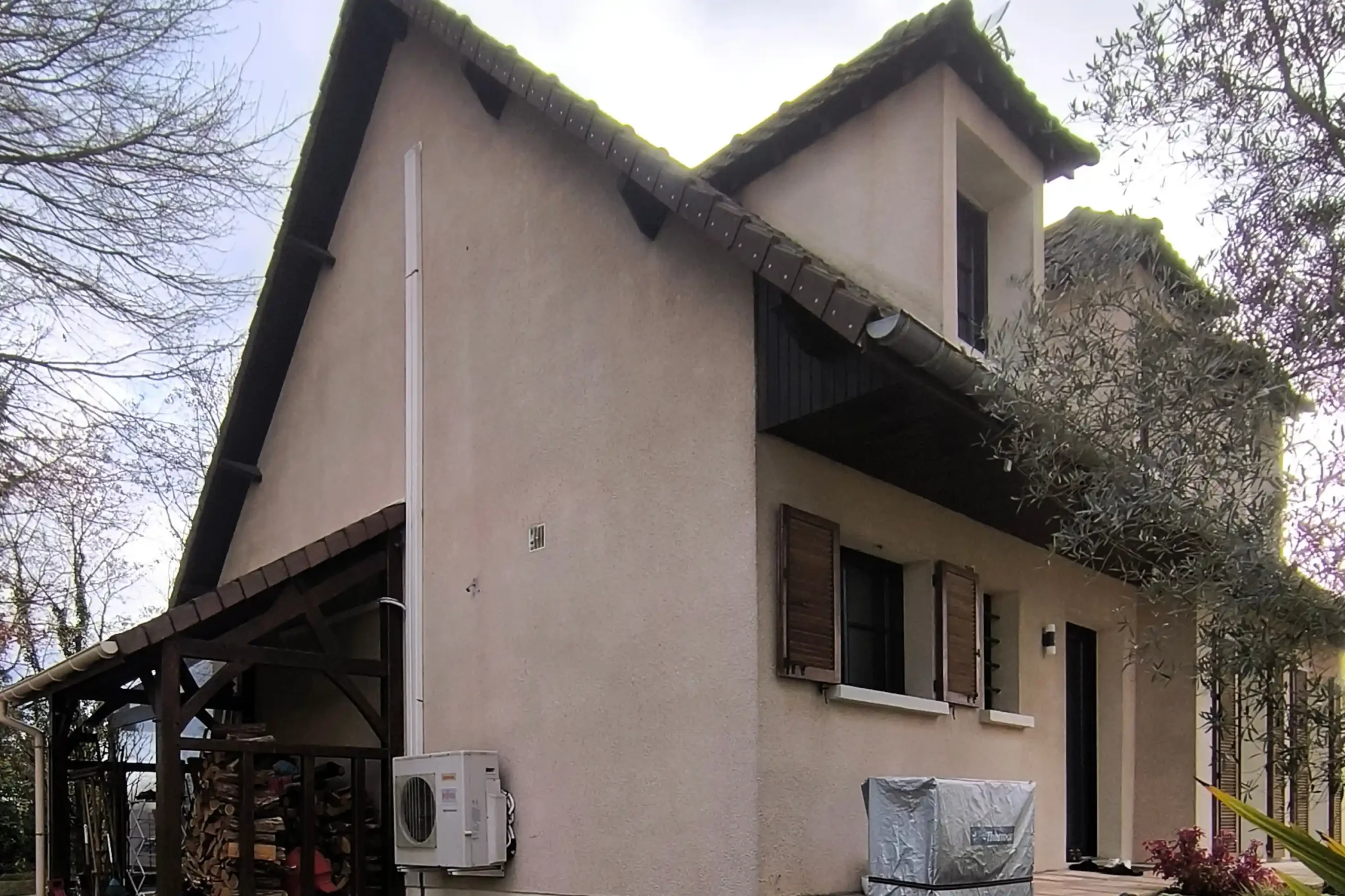 vue avant travaux facade maison bonnelles etat encrasse du revetement avant traitement