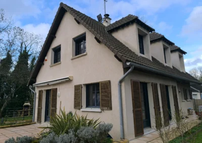 vue ensemble maison individuelle bonnelles avant ravalement facade et fissures structurelles