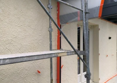 echafaudage et scotch orange protection menuiserie facade