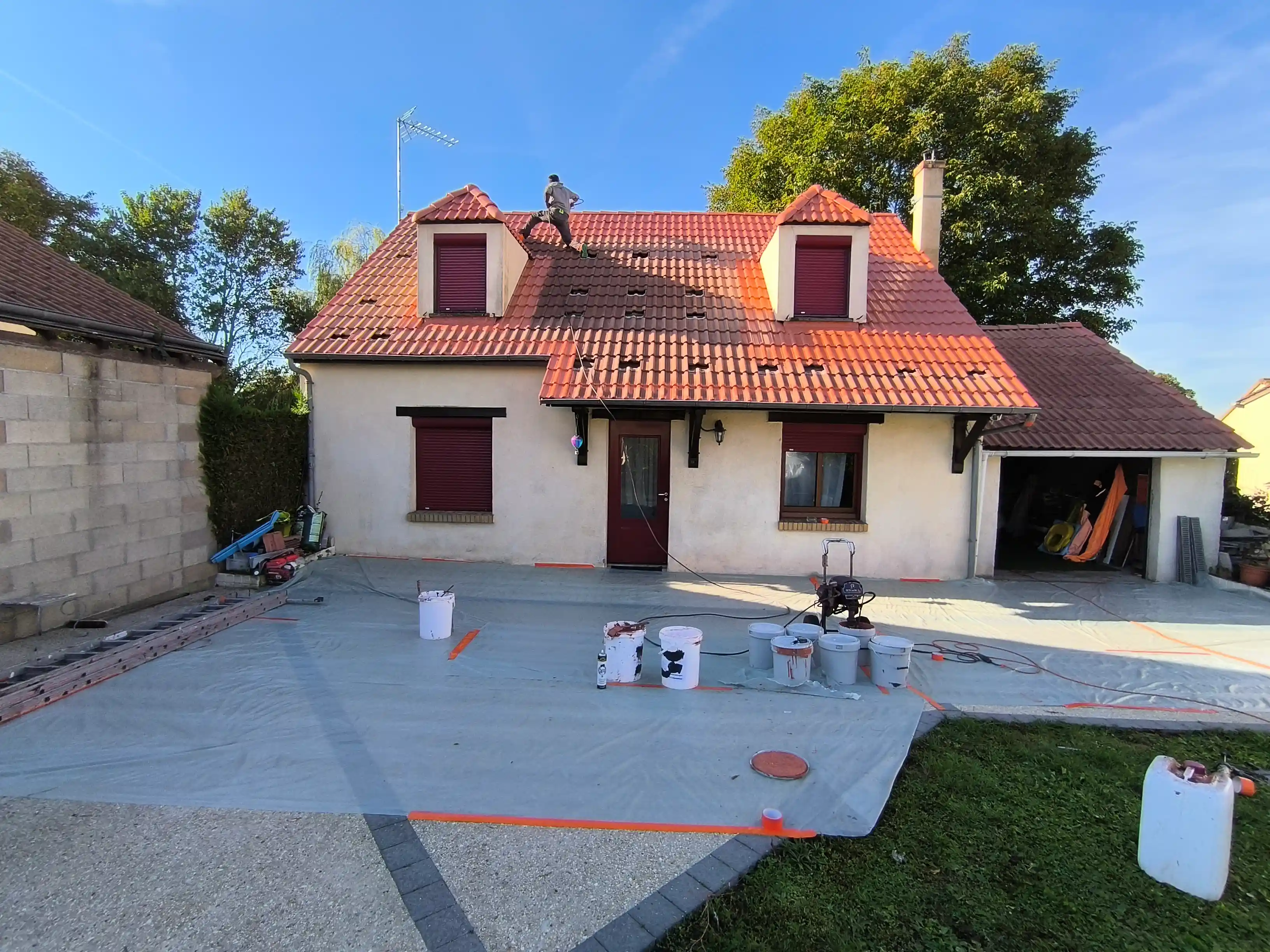 Réparation toiture à Chartres : couvreur AFG 28 intervenant sur une toiture en tuiles