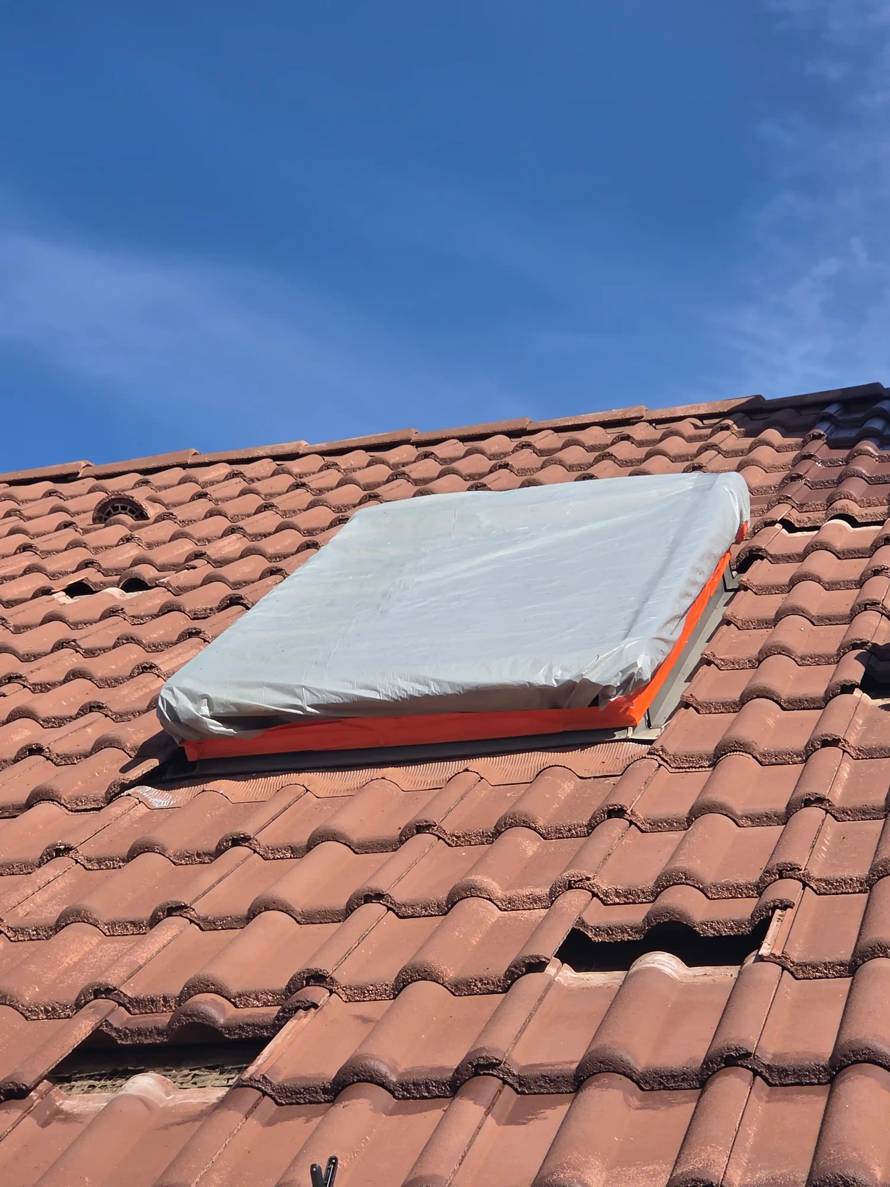 Maintenance toiture : fenêtre de toit protégée lors d’une intervention