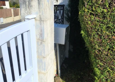 poteau de cloture sans chapeau support sature par anciennes peintures